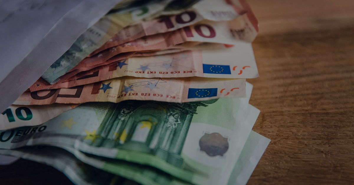 Billets d'euros dans une enveloppe, illustrant le coût de l'email marketing pour un e-commerce